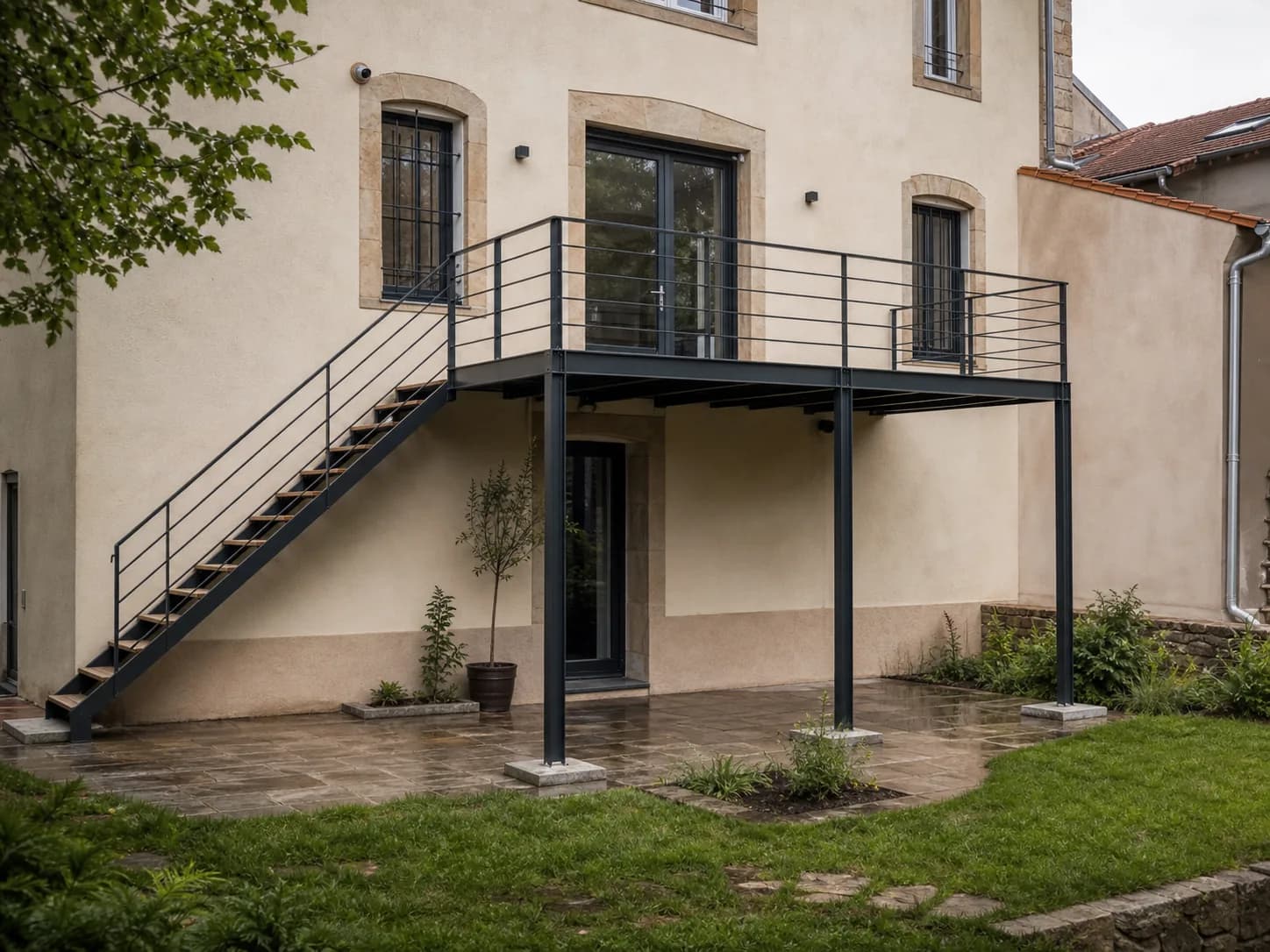 Terrasse suspendue terminée avec son escalier d'accès et son garde-corps acier