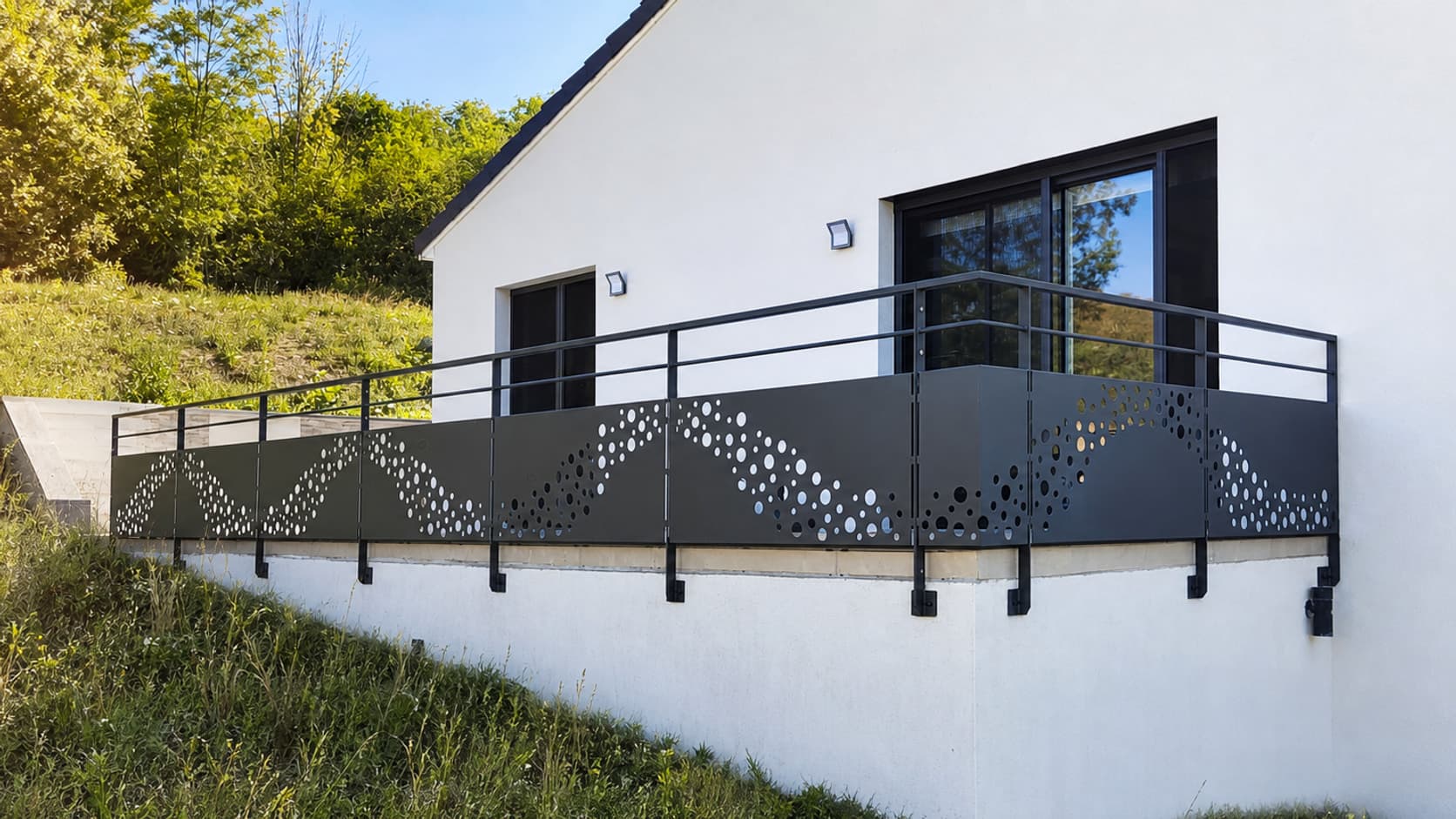 Terrasse suspendue avec garde-corps en tôle perforée, à Frouard