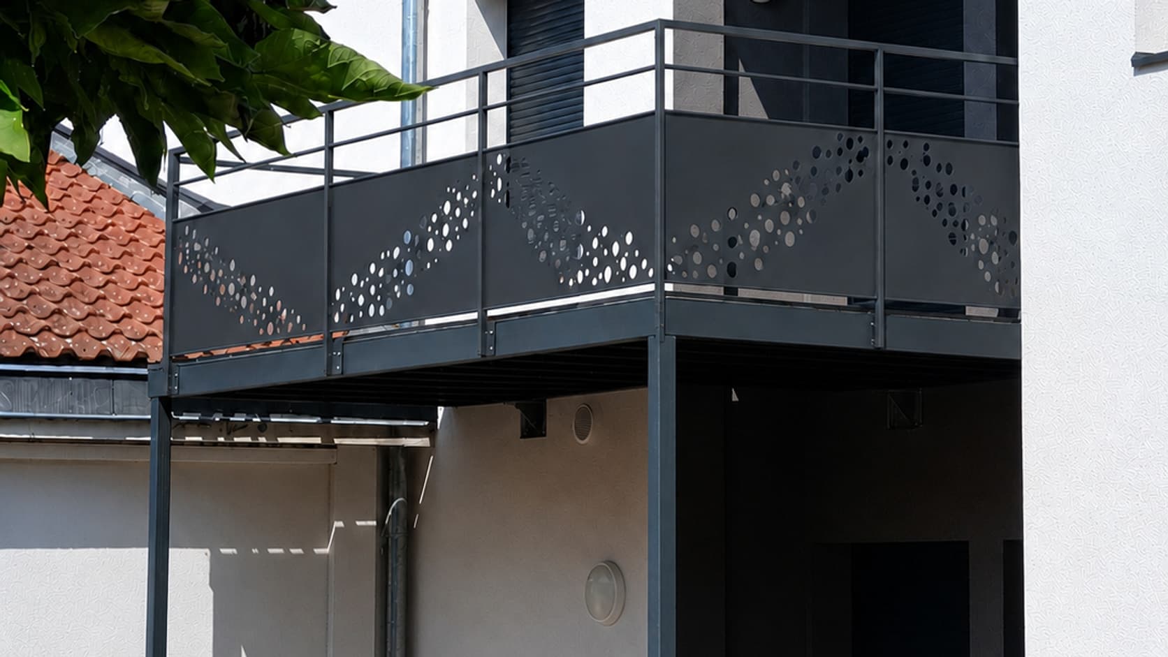 Balcon suspendu en acier porté par deux poteaux, à Marbache